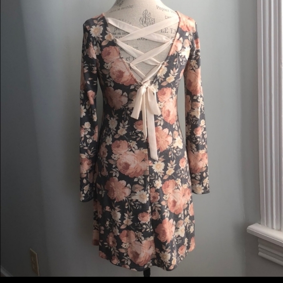 Beautiful long sleeve dress - Picture 2 of 3